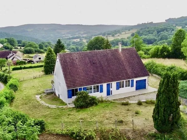 Maison de plein pied avec vue panoramique.
