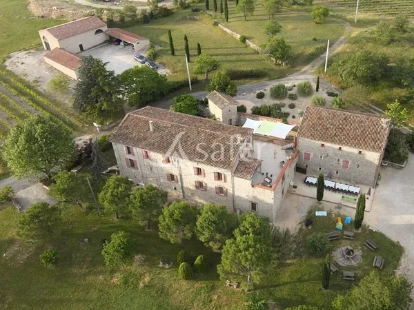 Mas restauré et 7 gîtes sur 25 ha de terres et de vignes Bio -