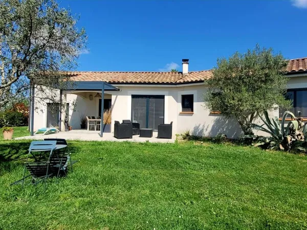 Maison de plain-pied 110 m² sur 2 170 m² de terrain - Confort moderne et prestations de qualité
