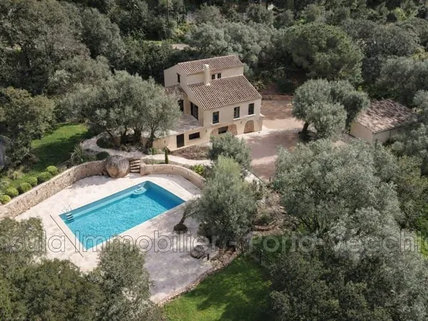 è€ quelques pas de la plage de Palombaggia, au coeur du maquis,