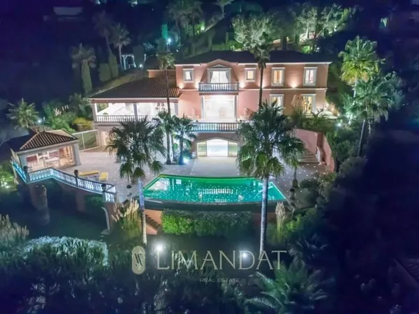 Villa 8 pièces 318 m²