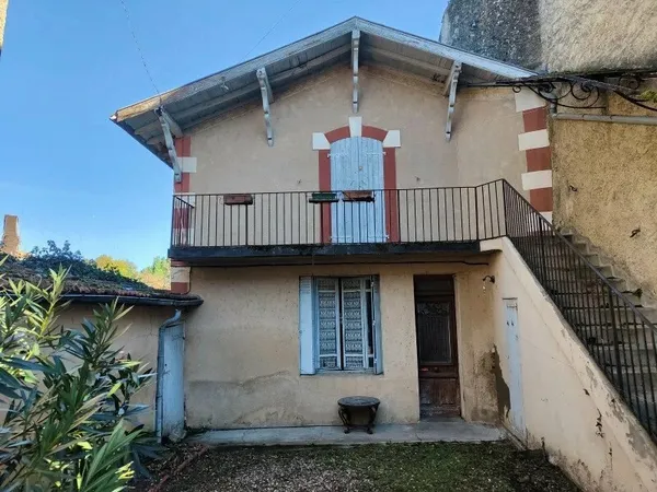 RAVISSANTE MAISON DE VILLAGE A RENOVER
