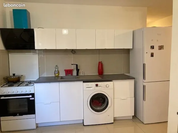 Une jolie chambre avec un grand balcon