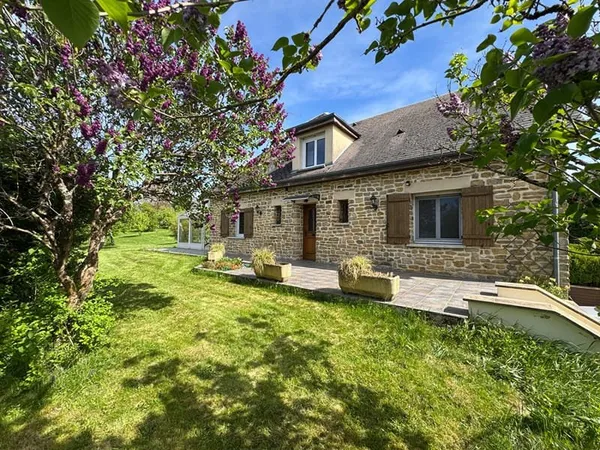 Maison de 151 m2 SH sur sous-sol avec piscine et 4248 m2 de terrain à RENWEZ