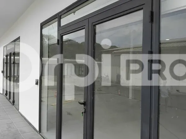 Local commercial 115 m²