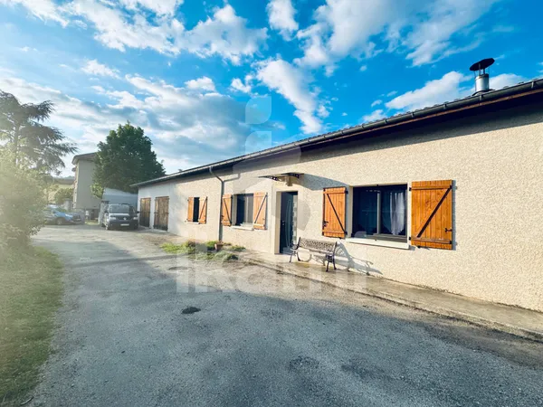 Maison de caractère avec plusieurs garages, atelier, jardin