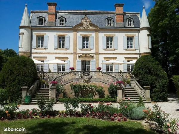 T2, 47 M2, château, jardin privée 21000 m2, climatisation, parc privé, parking privé, très lumineux,