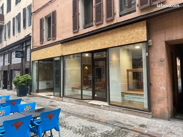 Locaux commerciaux à VENDRE OU À LOUER
