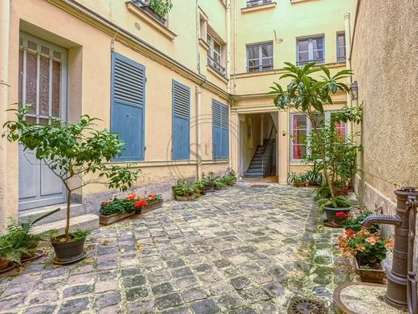 Place hoche Trois pièces de charme avec cave de 15.60 aménageable