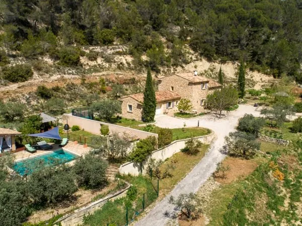 EN EXCLUSIVITÉ. Le Barroux, ensemble immobilier, avec piscine, garage et carport. .