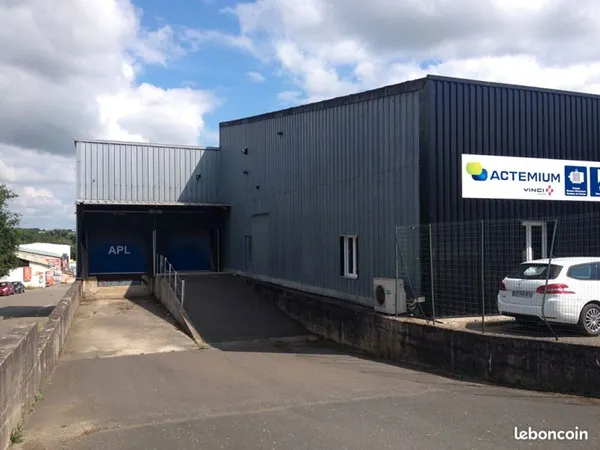Local 685 m² LAVAL