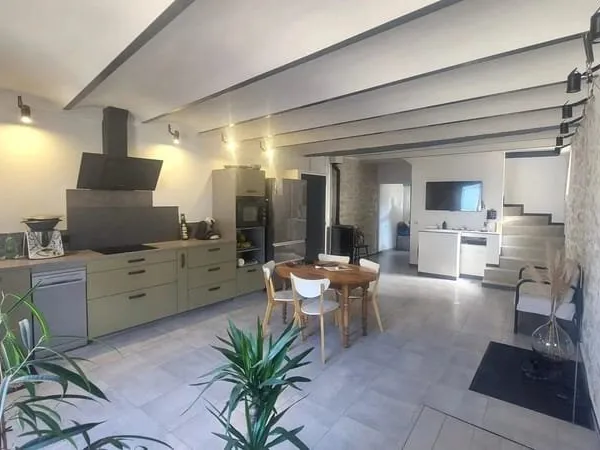 Maison atypique en pierre rénovée - Garage et Terrasse