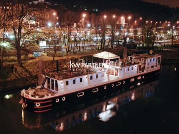 À vendre -Péniche de bureaux de 250 m2 à Sèvres