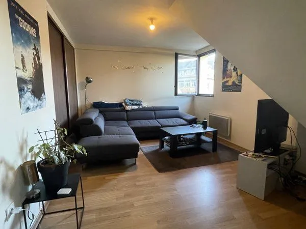 Propose colocation en hyper centre dans un beau duplex meublé. (2 personnes dans l'appartement)