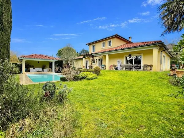 Maison 6 pièces 175m2 avec piscine et terrain de 934m2