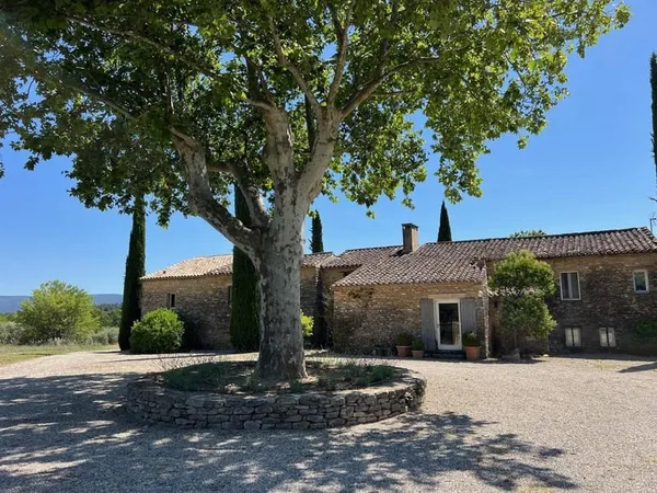 Propriété à vendre à Gordes avec plusieurs logements, une vue superbe, une piscine, une oliveraie et