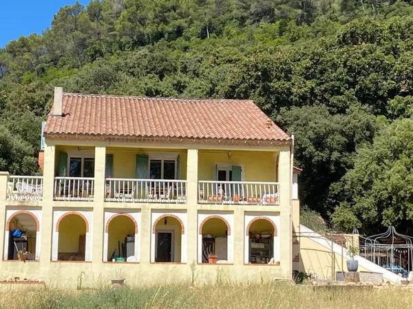 Signes : En exclusivité : Propriété d'env.390m2 composée de plusieurs appartements sur 7000 m2 gros 