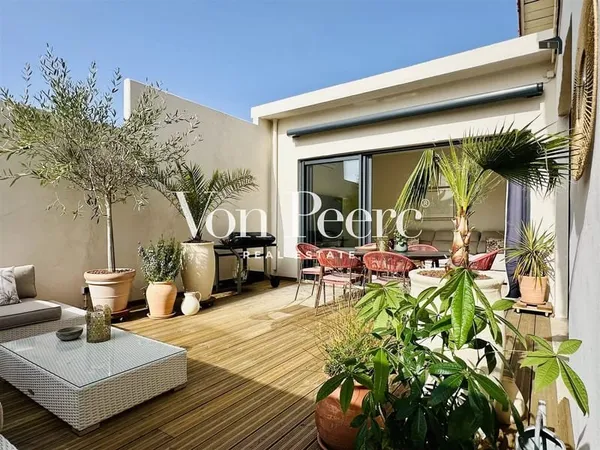 Appartement rénové avec goût - lumineux, beaux volumes et terrasse ensoleillée