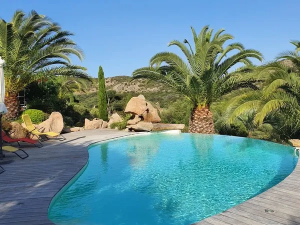 Beau logement F2 avec piscine à Palombaggia