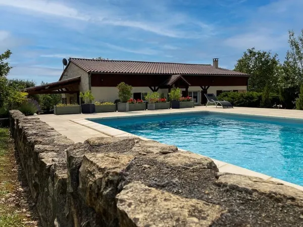 Secteur Coeur-de-Causse: Agréable maison contemporaine avec 9ha, piscine et Maison d'Amis