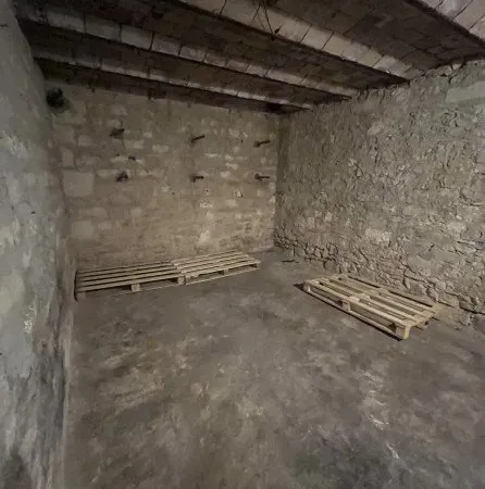 Cave 15 m²