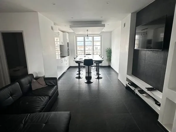 COLOCATION AVEC GRANDE CHAMBRE DE 17 m² Grenoble ( Caserne de bonne )