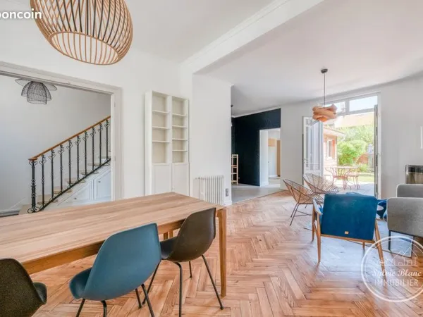 À vendre belle maison en pierre parfaitement rénovée à Bordeaux Caudéran séjour traversant 3 chambre