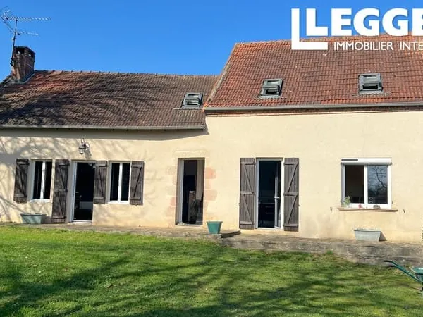 Ferme avec dépendances, ancienne maison de campagne et jardin dans un hameau tranquille.