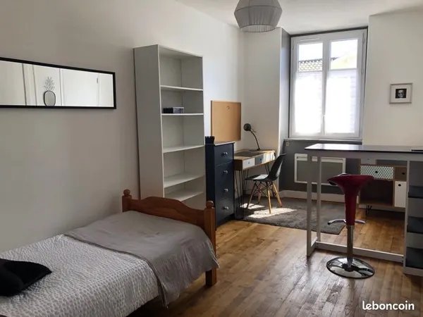 Chambre meublée
