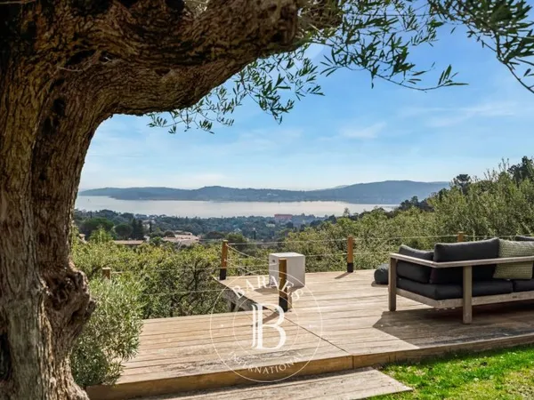 GRIMAUD - DOMAINE PRIVE - MAISON PROVENCALE AVEC VUE MER
