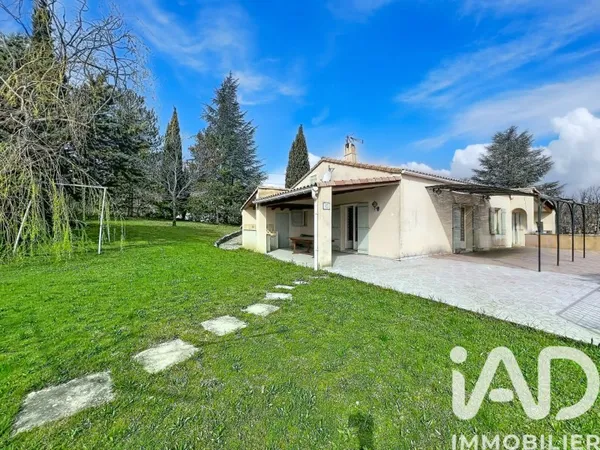 Studio 6 pièces 182 m²