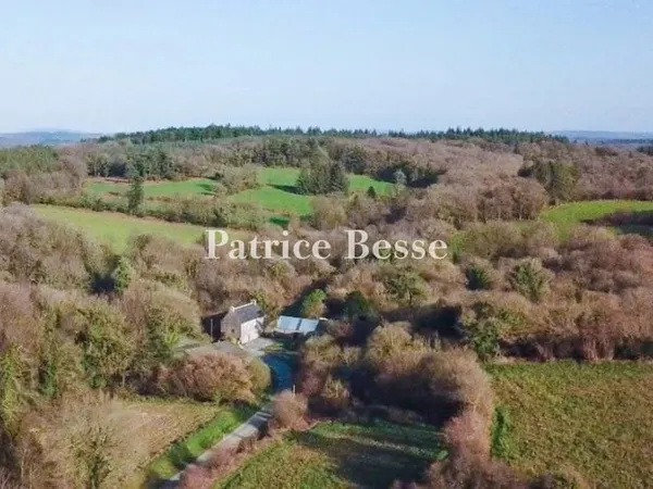 Près de Guerlesquin, dans la campagne du Trégor, une ancienne ferme avec dépendances sur plus de 17