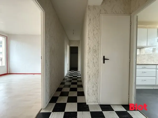 A VENDRE - APPARTEMENT TYPE 4 - CAVE - STATIONNEMENT - RENNES/GAYEULLES