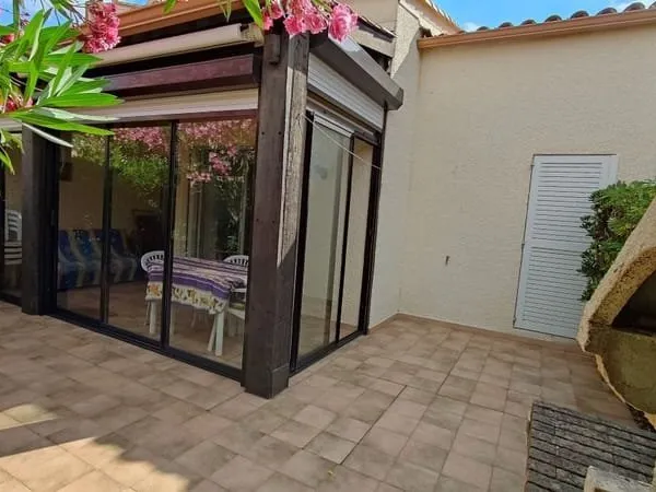 LE CAP D'AGDE: Villa 3 chambres proche toutes commodités / véranda et terrasse / Parking