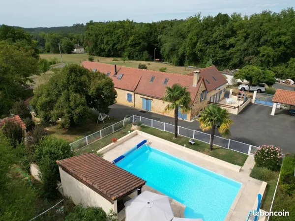 Propriété familiale, avec nombreuses dépendances et piscine