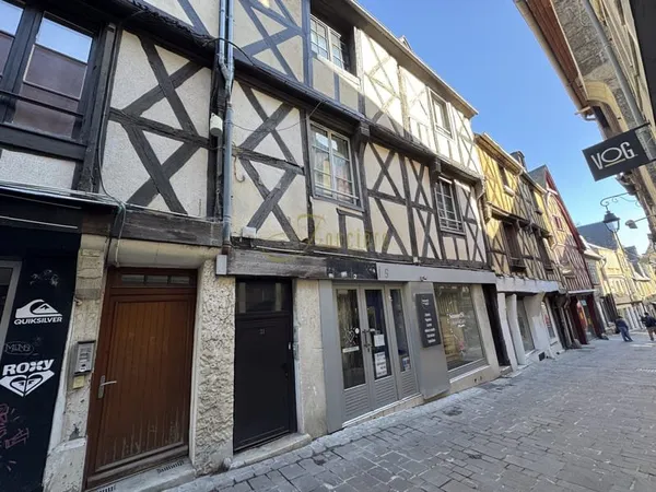 Idéal investissement locatif meublé studio plein coeur de ce