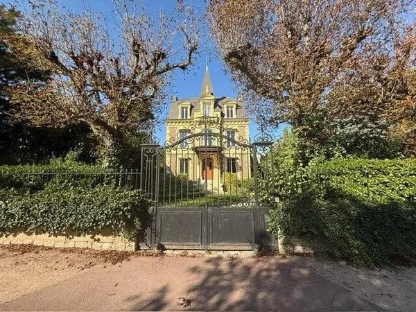 Maison 9 pièces 235 m²