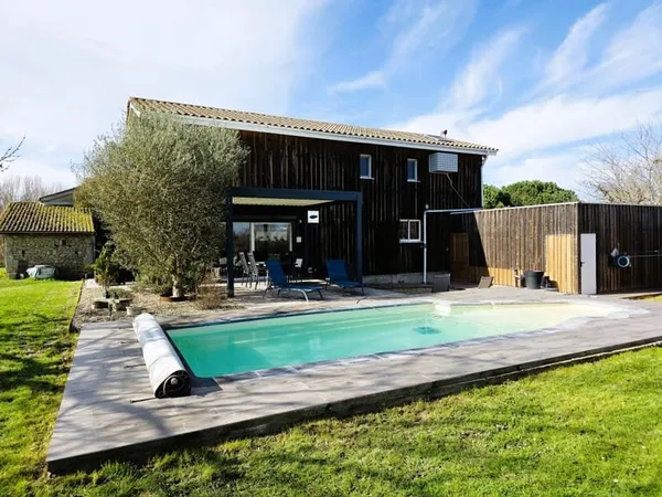 Maison contemporaine avec piscine chauffée - Proche Monségur
