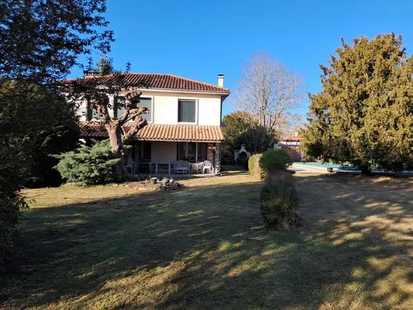 Maison individuelle spacieuse et bien entretenue avec piscine