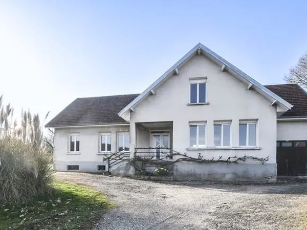 Devecey : Grande maison 248 m² sur 2891 m² de terrain avec dépendances