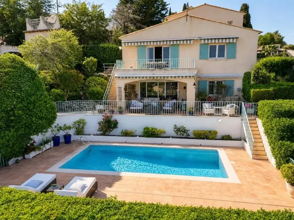 Villa familiale avec piscine et larges terrasses à Mandelieu-la-Napoule, secteur Capitou