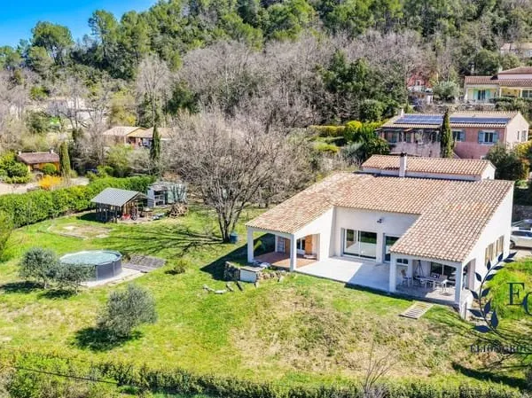 Villa récente avec vue dégagée - 2000m2 - Salernes