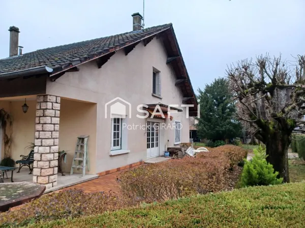 Maison construite avec de nobles matériaux,au calme et proche du centre de Sennecey