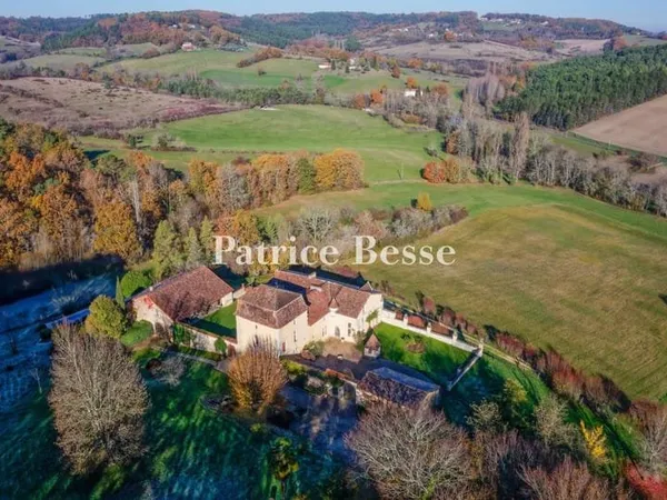 En Périgord Blanc, dans un parc clos de 2 ha dominant la vallée, un logis noble de la Renaiss