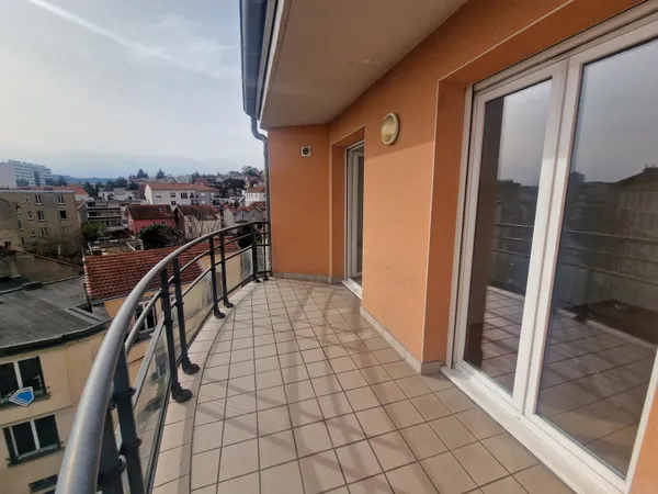 T3 lumineux avec balcon, box, fermé et cave.Denier étage avec ascenseur
