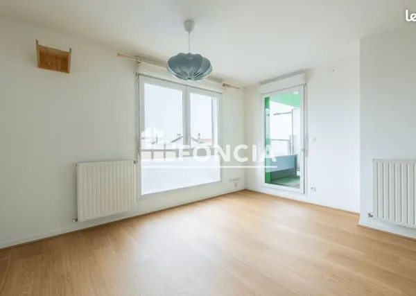 À vendre - T2 avec parking et loggia à Bègles - 165 000
