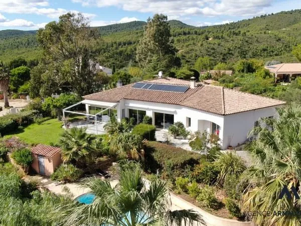 Villa spacieuse avec piscine et vue mer