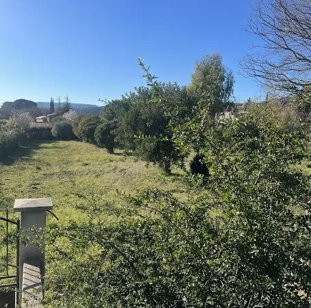 Terrain 592 m²