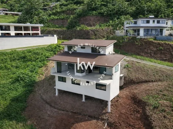 Triplex avec studio indépendant à Pamatai Hills