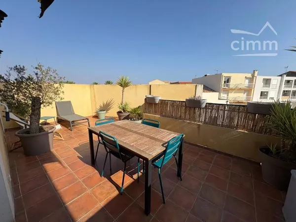 Charmant T4 en duplex avec grande terrasse et petite vue mer